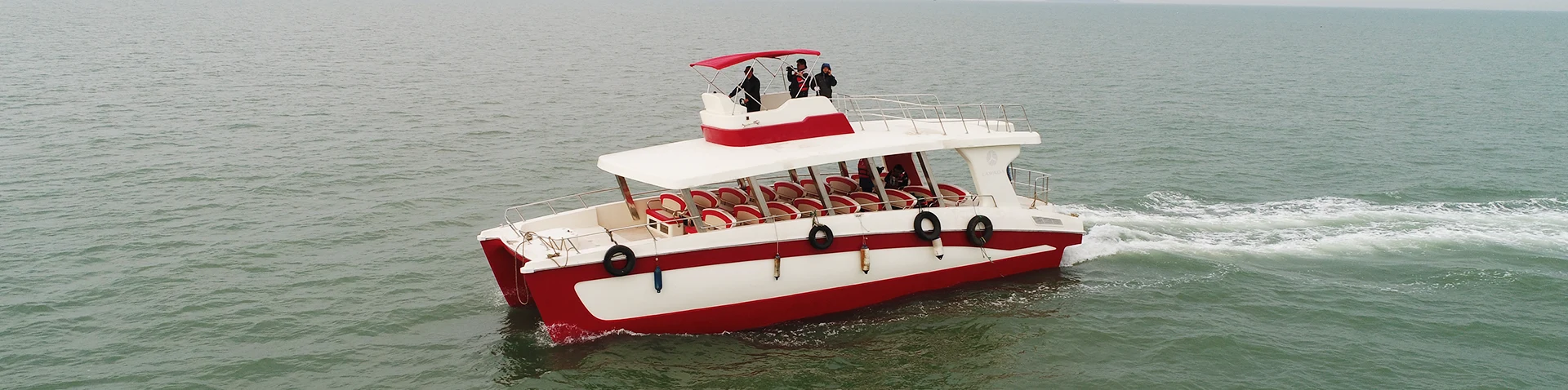 Bot penumpang catamaran