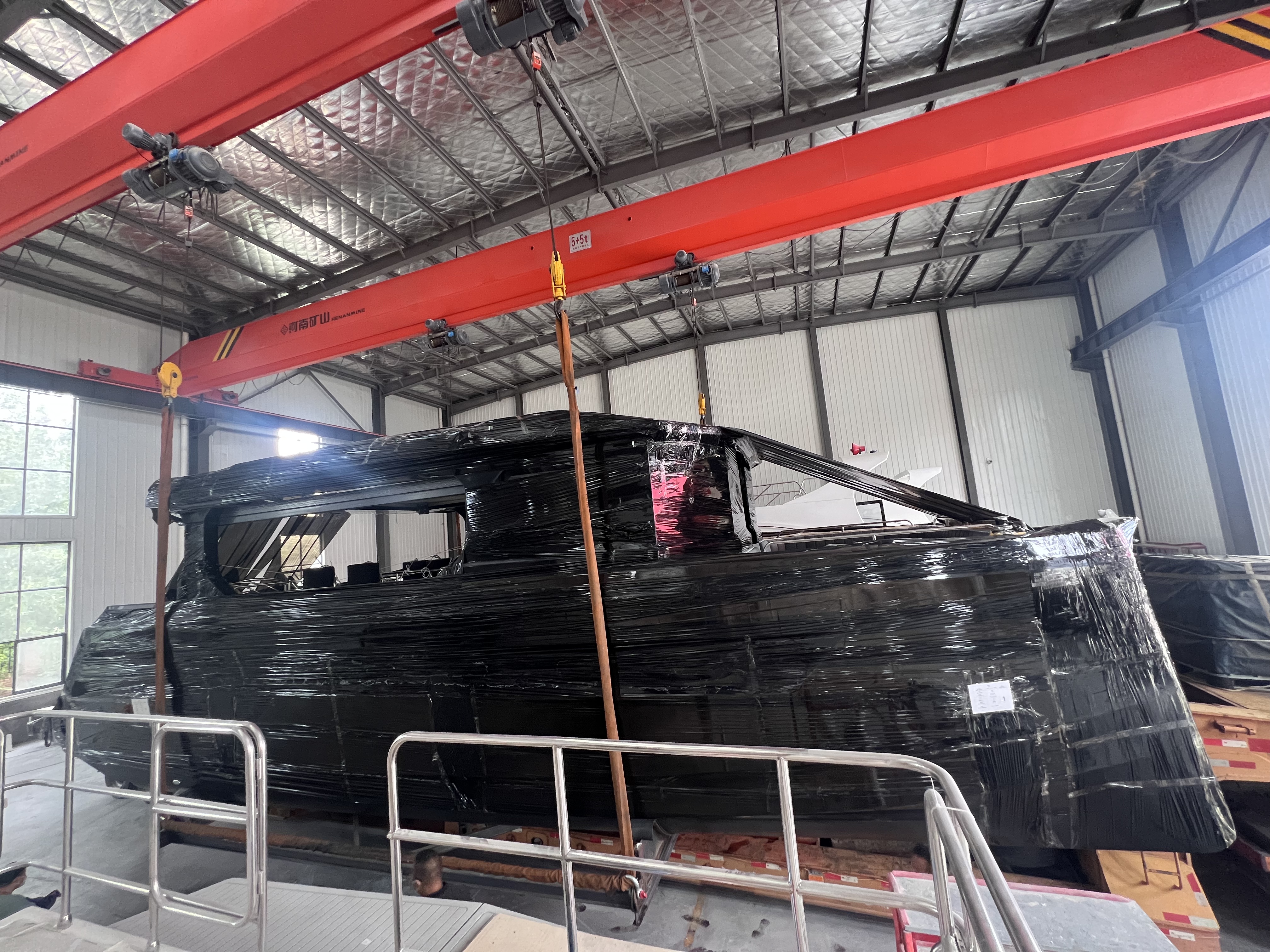 Catamaran parti Lawada® 1360 yang pertama dihantar ke Malaysia, yang kedua sedang membina.